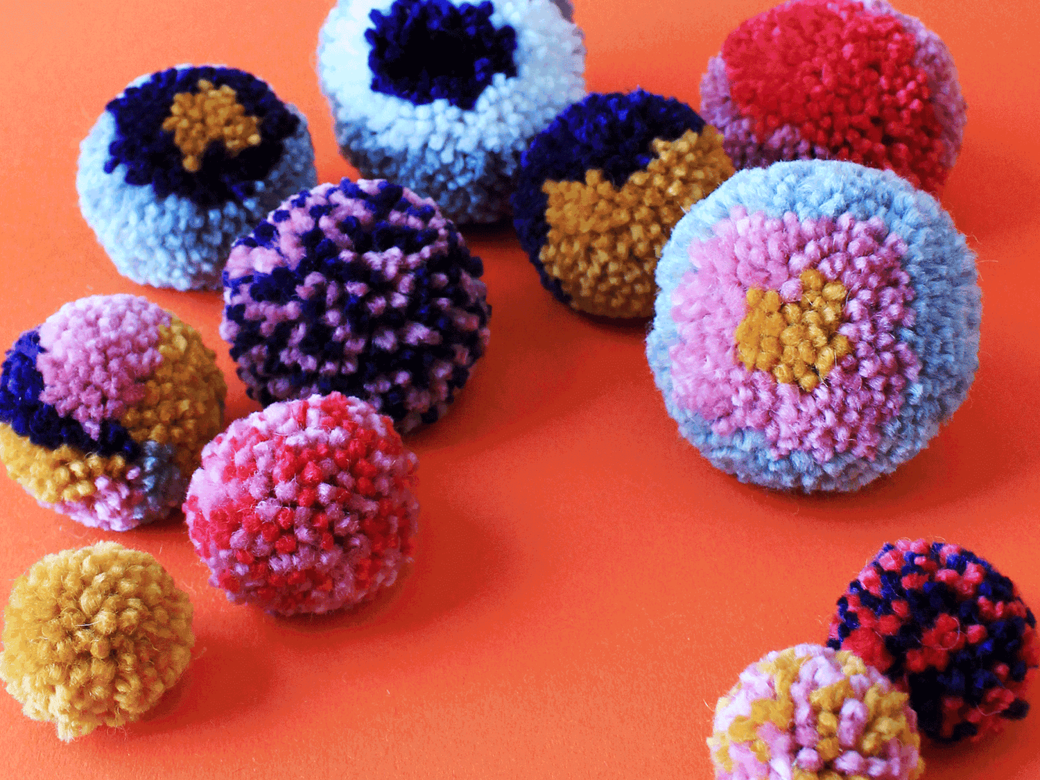 DIY Anleitung: PomPoms machen, Bommeln, Wolle, kreativ mit Kindern, Farbe, Weihnachten, Mütze stricken, Dekoration