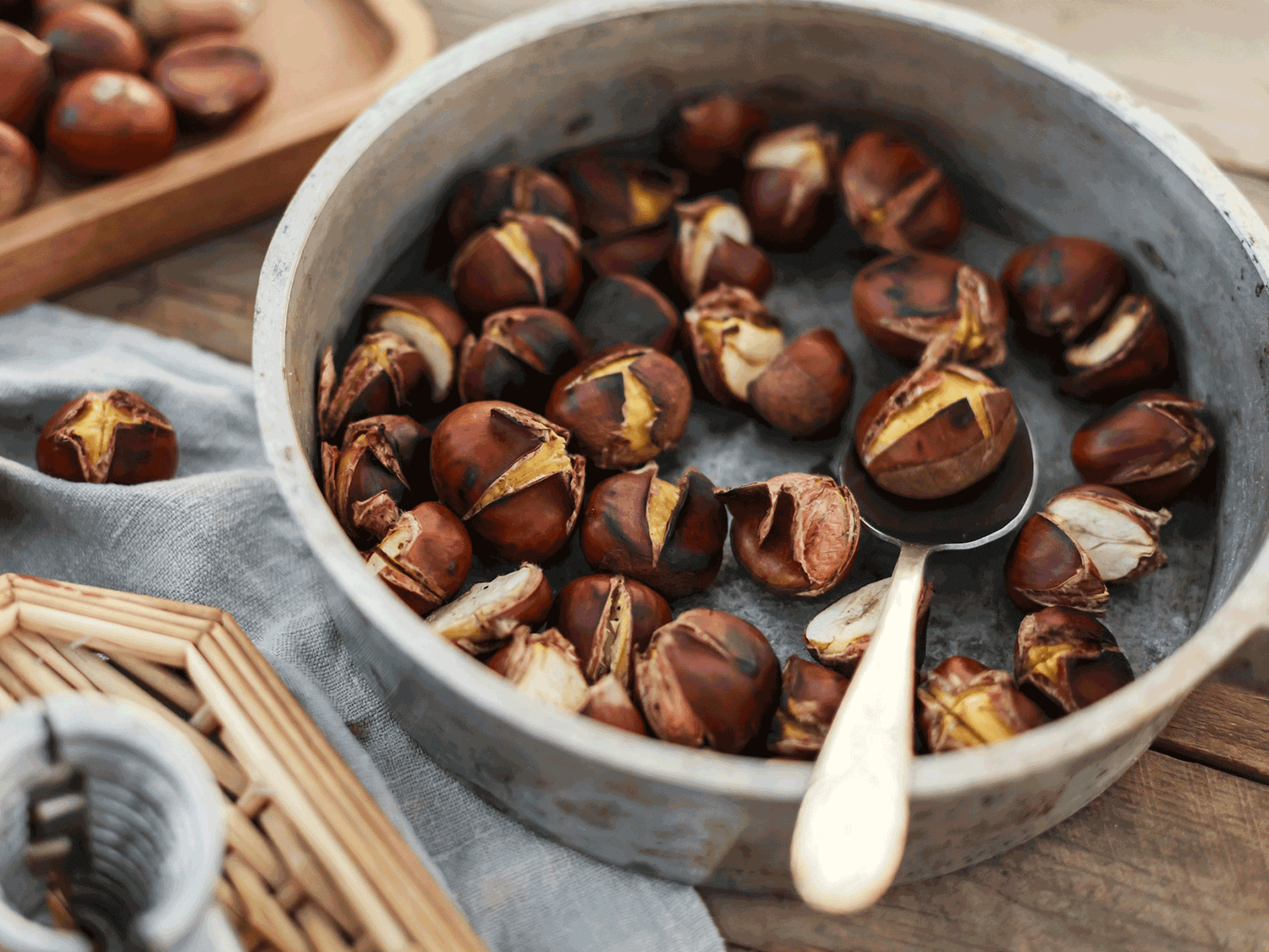 Rezept: Frisch geröstete Maroni - wie auf dem Weihnachtsmarkt, Weihnachten, Gesundheit, Genuss, Esskastanien zubereiten, Backen