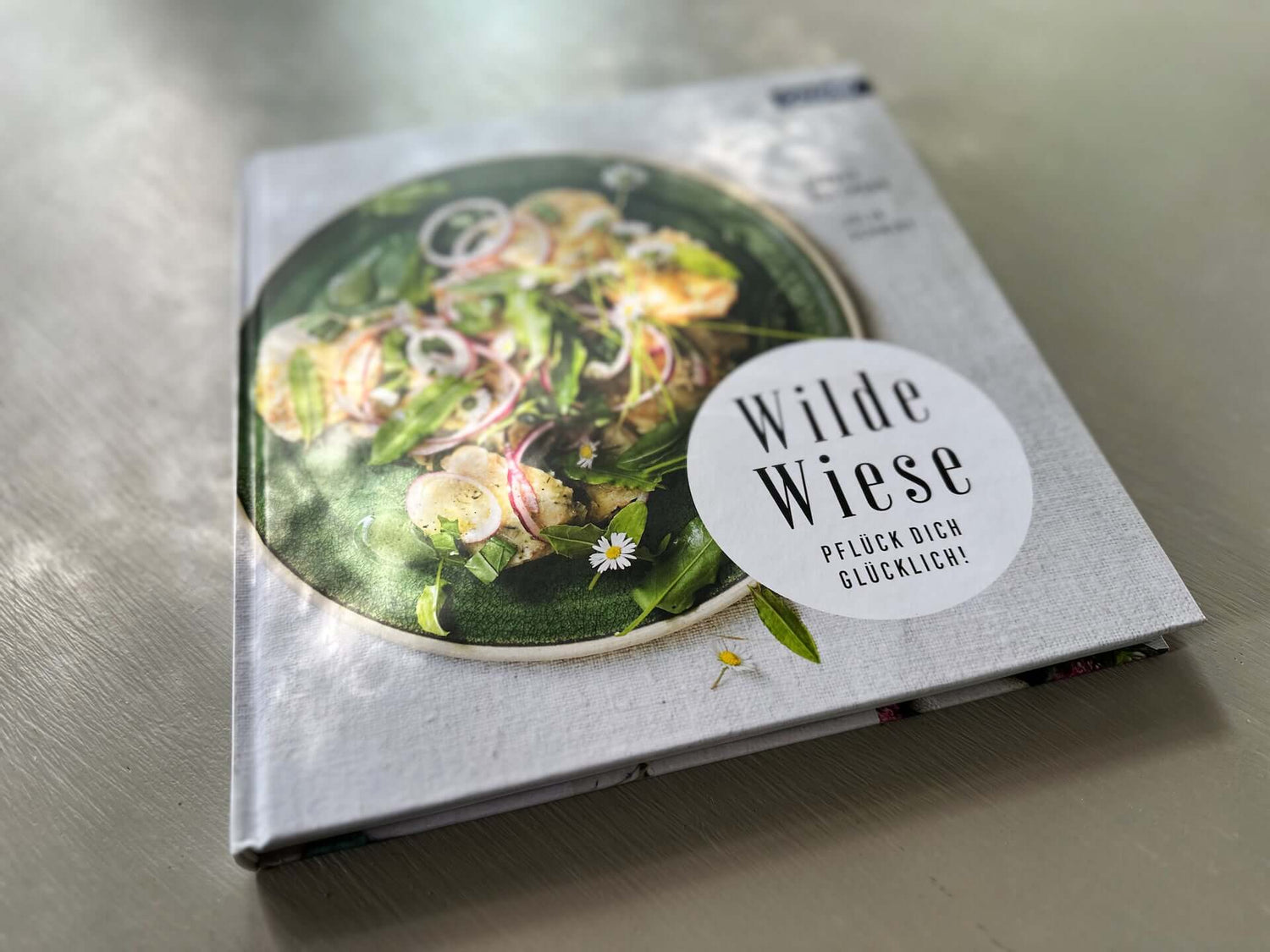 Herzhaft in die Wiese beißen - Rezepte mit Wildkräutern und essbaren Blumen, Buchtipp, Buchempfehlung
