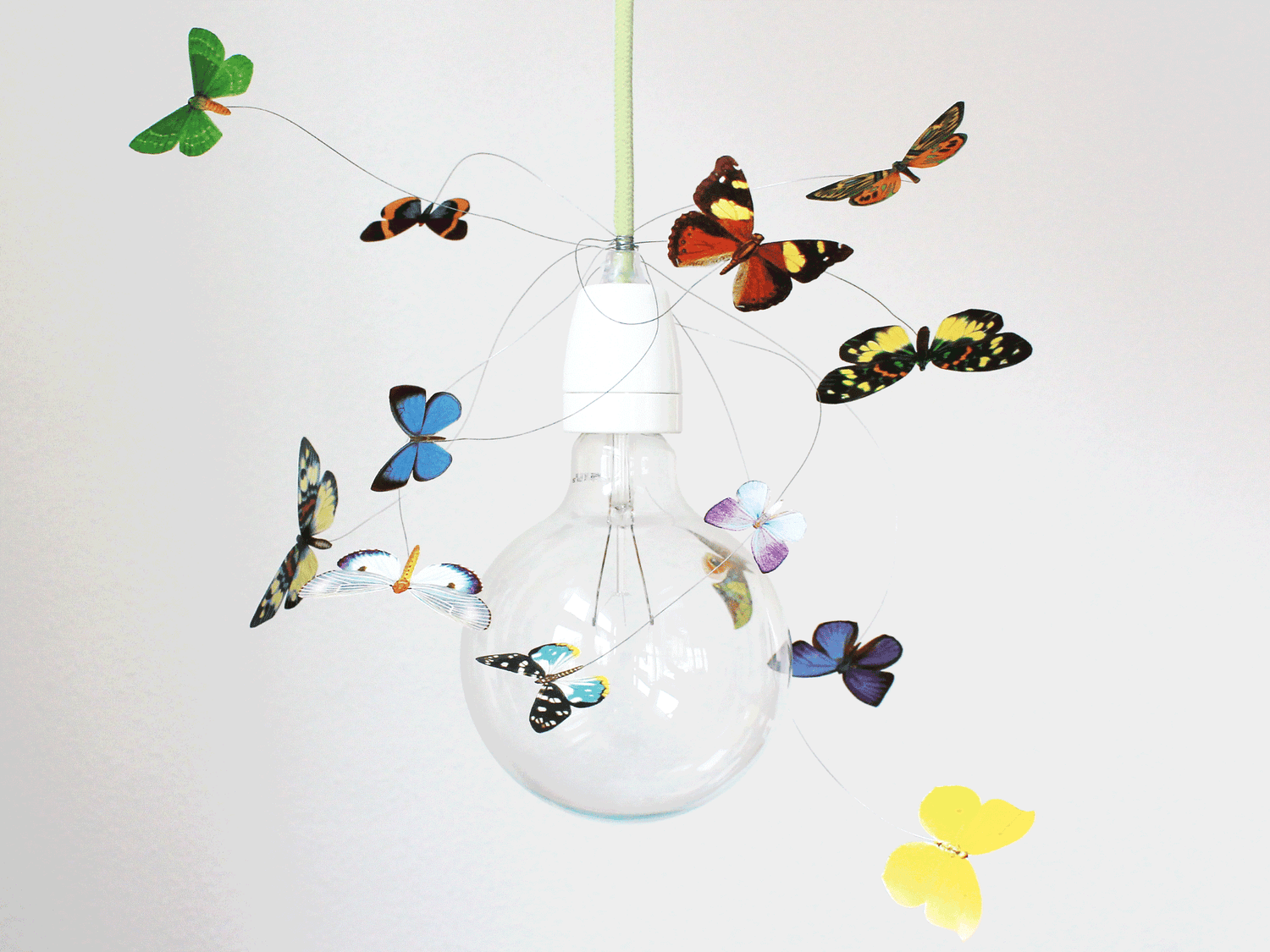 DIY-Anleitung Schmetterlingslampe basteln – kreative Lampe selber machen für Zuhause, Schritt-für-Schritt Anleitung, dekorative Beleuchtung DIY