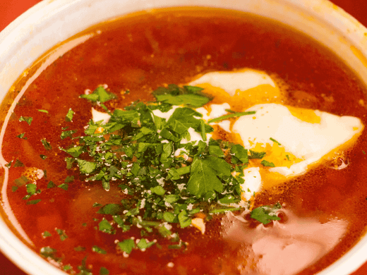 Hausgemachte Sauerkrautsuppe – gesunder Eintopf mit frischem Sauerkraut, Gemüse und Paprikapulver