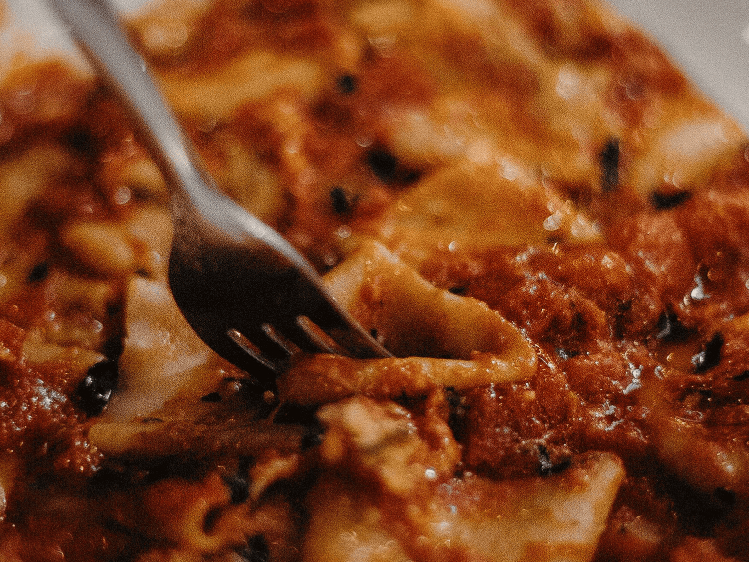 Authentisches Ragù alla Bolognese – traditionelles italienisches Rezept mit Rinderhack, Pancetta, Soffritto und Rotwein, langsam geschmort für intensiven Geschmack