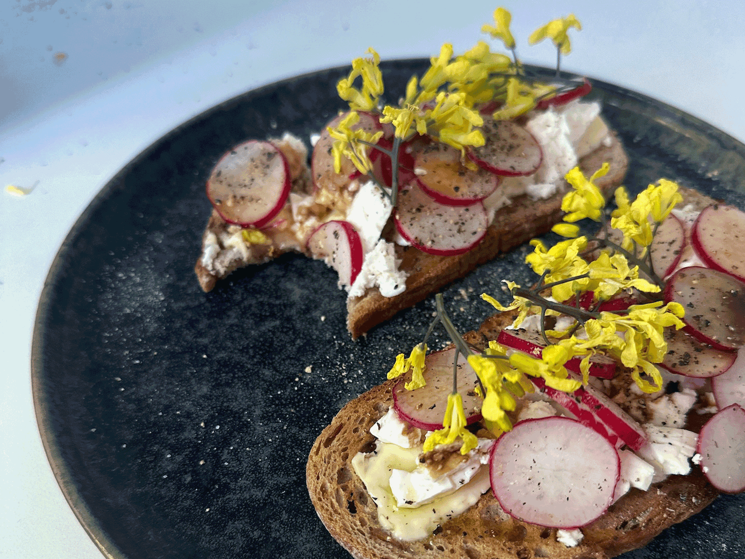 Details für Rezept: Feta-Radieschen-Stulle mit Kohlblüten