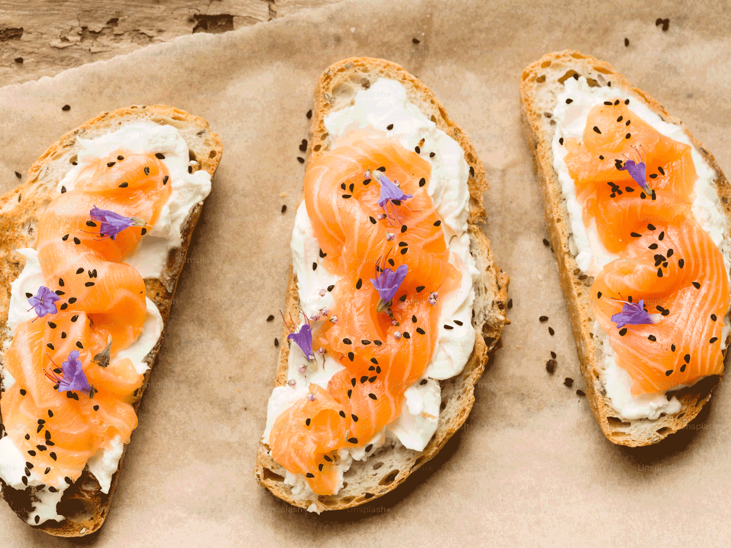 Alltag lecker selbstgemacht: Illustrierte Brote mit GemĂŒse, BlĂŒten und kreativen Dekoren als essbare Kunstwerke