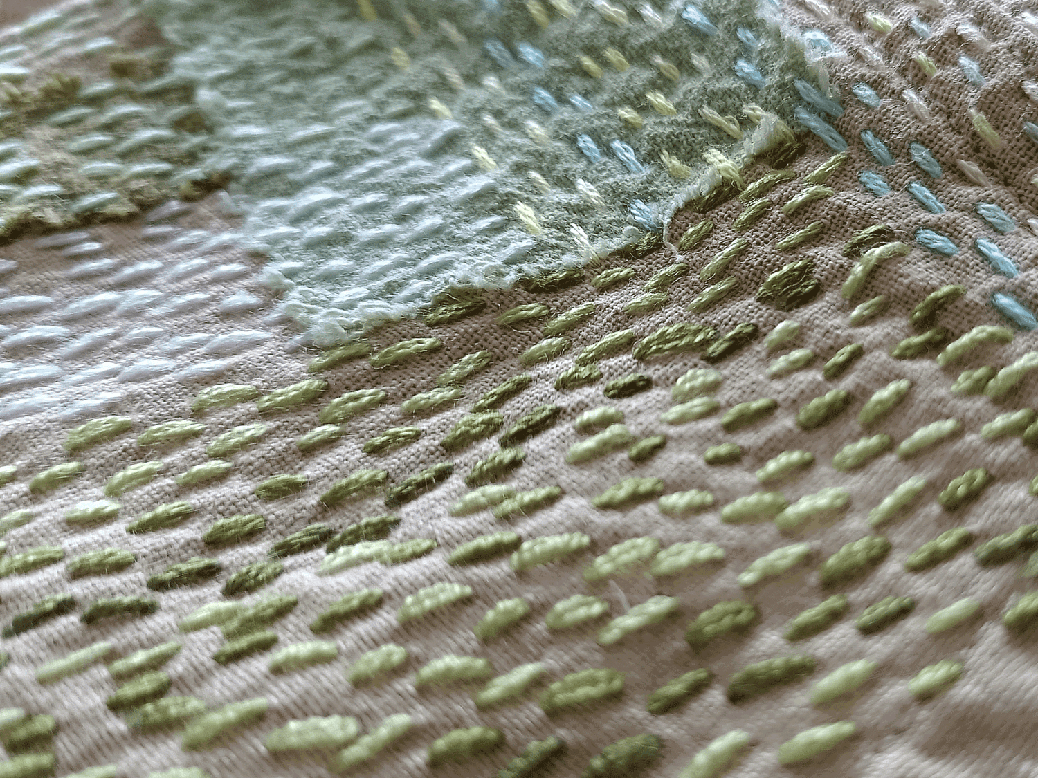 Sashiko-Stickerei: Textilien reparieren und verschönern mit traditioneller japanischer Technik – nachhaltiges Upcycling durch sichtbares Ausbessern