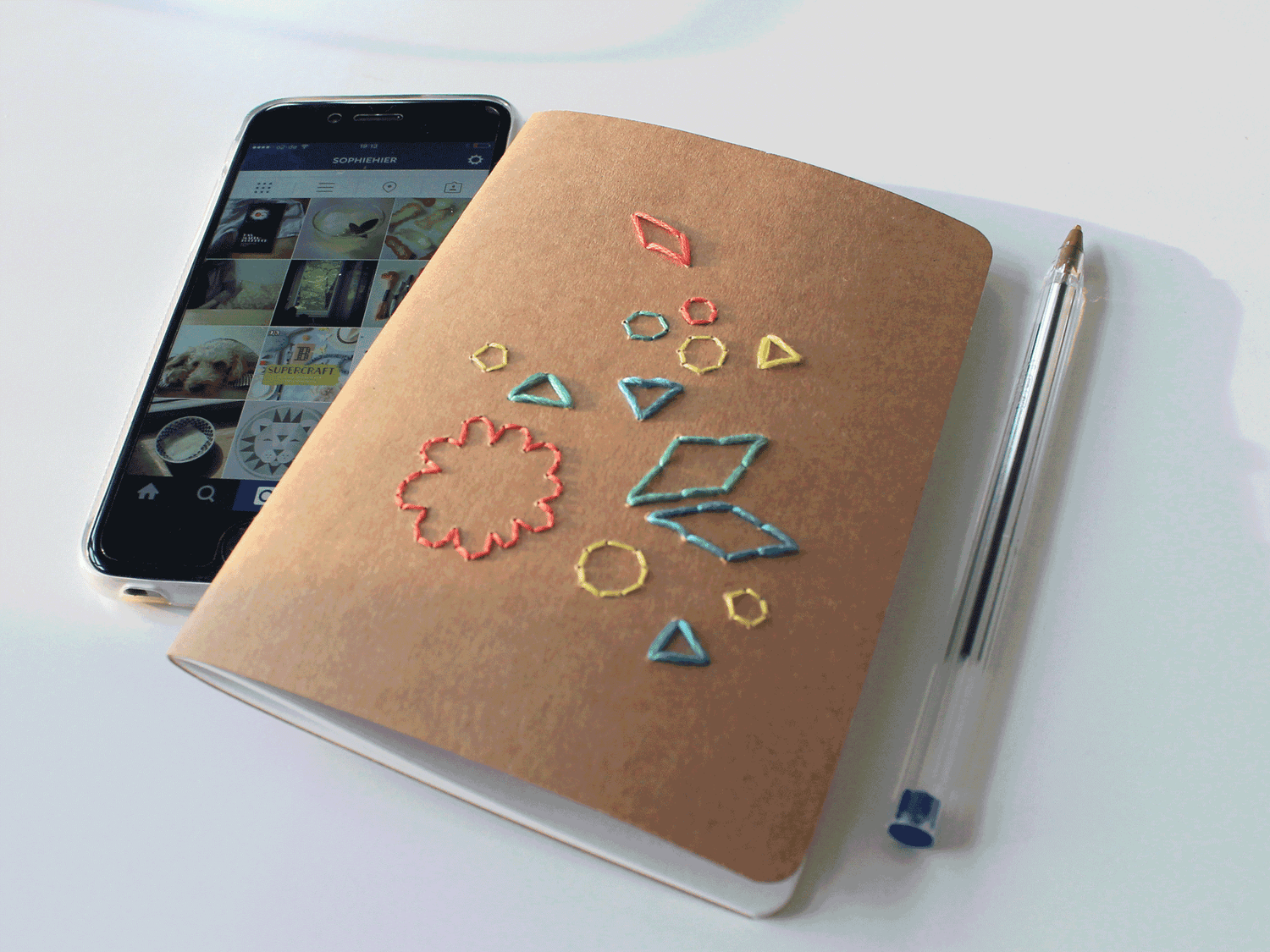 DIY Anleitung: Papier besticken, Basteln mit Papier, Sticken, Notizheft personalisieren, Geschenk