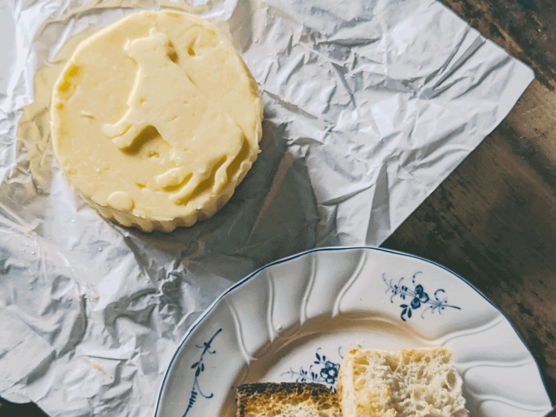 Alltag lecker selbstgemacht: Butter, frisches Brot, Sauerteigbrot backen, Gäste einladen, Sommerfest, Rezeptidee, ohne Zusätze