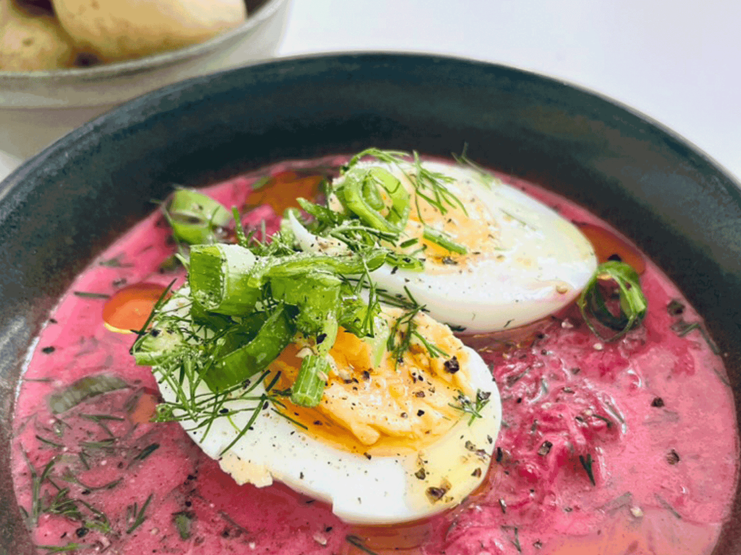 Šaltibarščiai – Kalte Rote Beete-Suppe aus Litauen, Rezept für heiße Tage im Sommer, Erfrischung auf dem Teller, leichte und gesunde Küche