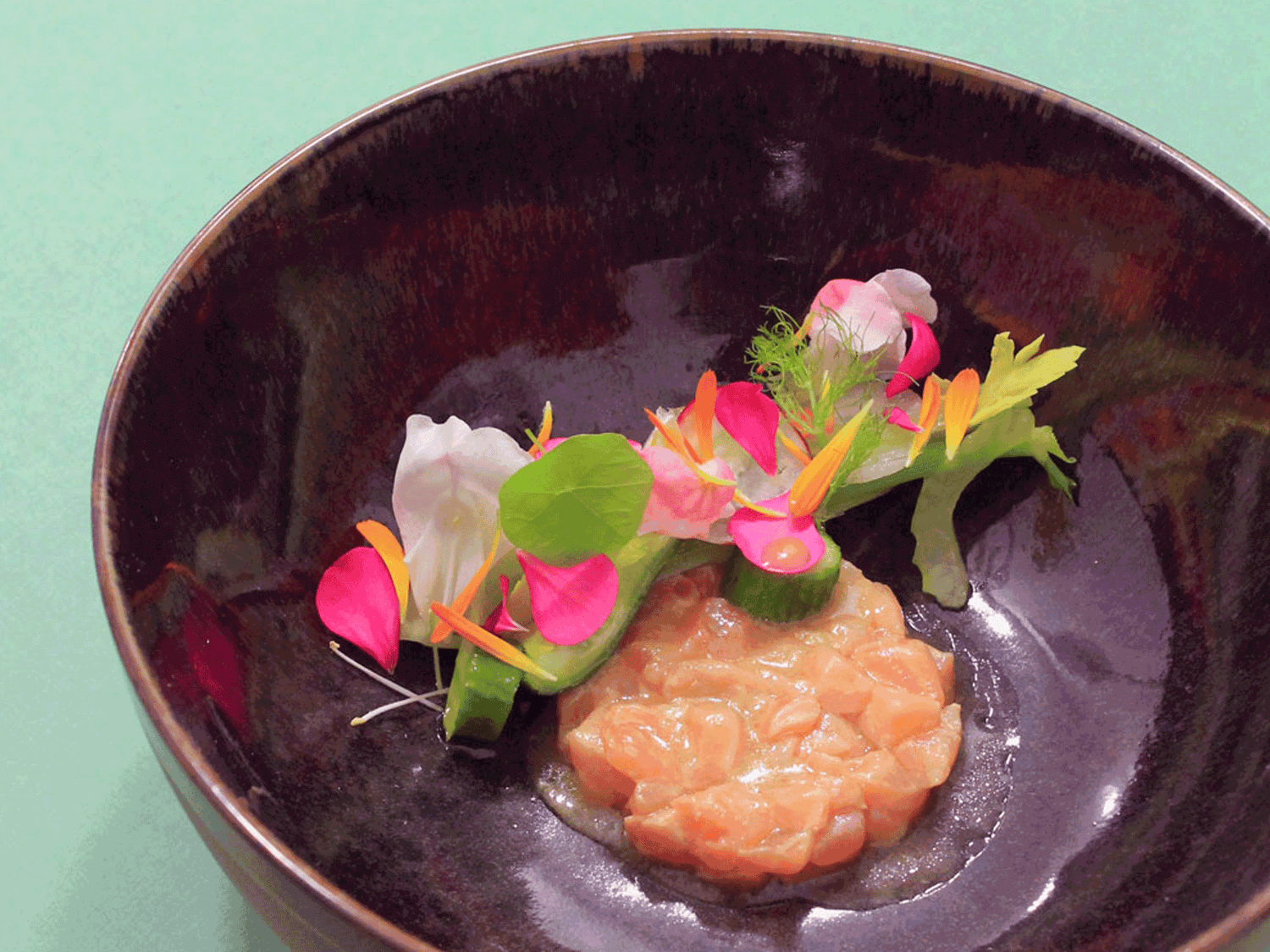 Rezept Lachs-Ceviche mit Frühlingsgemüse und essbaren Blüten – zitrusmarinierter Lachs kombiniert mit knackigem Frühlingsgemüse und dekorativen Blüten