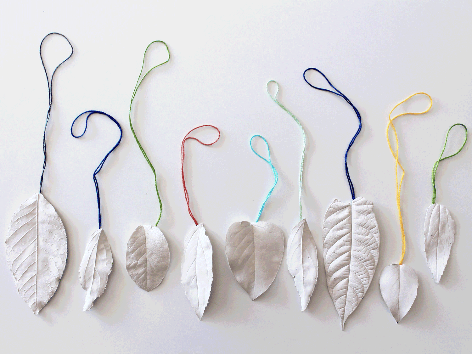 DIY Anleitung: Gipsblätter-Mobile selbermachen, Herbst, kreatves Projekt, kreativ mit Kindern, Umsonst und draussen