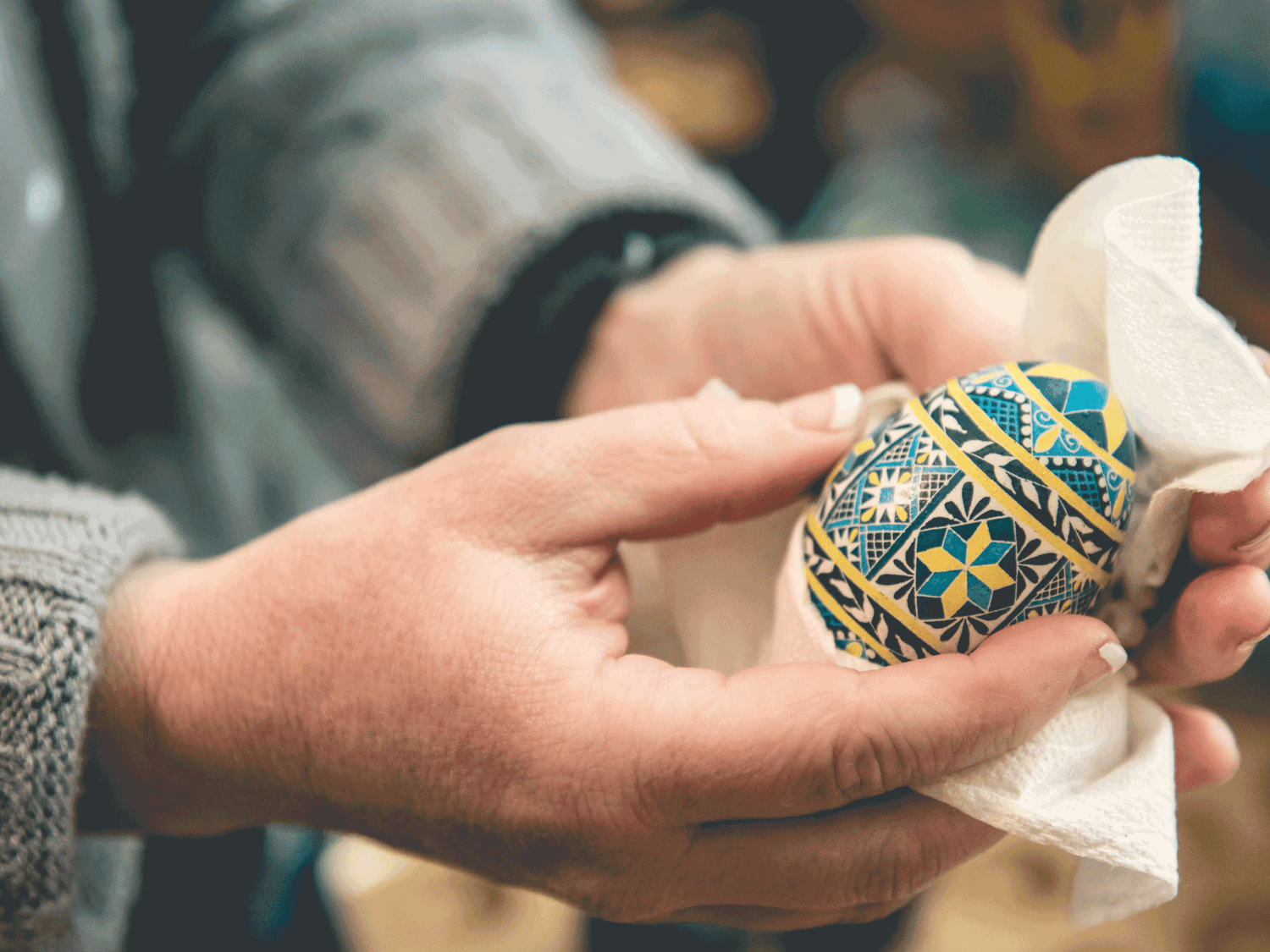 Sorbische Ostereier bemalen – lebendige Tradition mit DIY-Anleitung für kunstvoll verzierte Ostereier in Wachs- und Farbtechnik