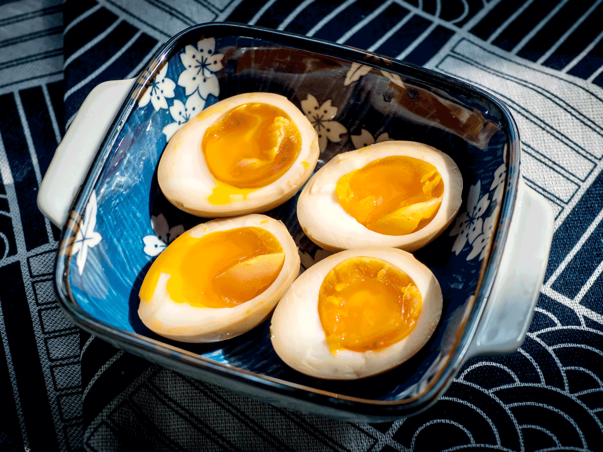 Rezept Japanisches Ramen-Ei (Ajitsuke Tamago) – mariniertes weich gekochtes Ei als Rameneinlage mit Sojasauce, Mirin und Gewürzen
